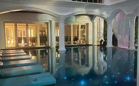V20 Boutique Jacuzzi Hotel